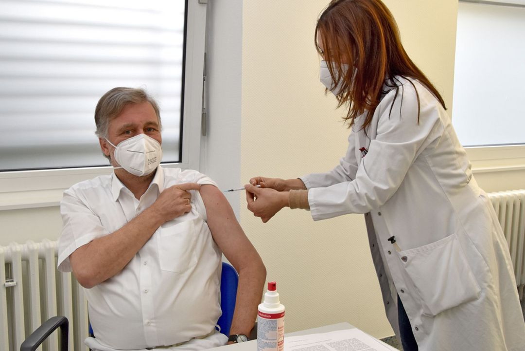 Erste Impfungen der Mitarbeitenden im Krankenhaus Maria-Hilf Krefeld