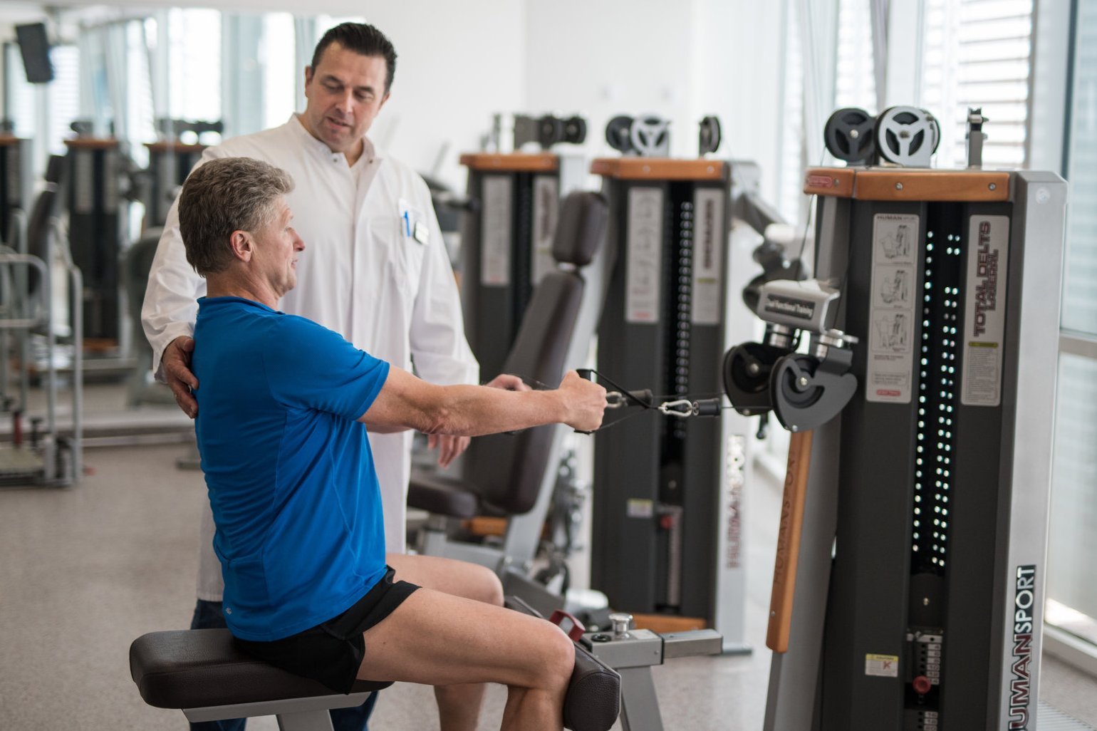 Patient beim Rehabilitationsport unter Aufsicht eines Arztes