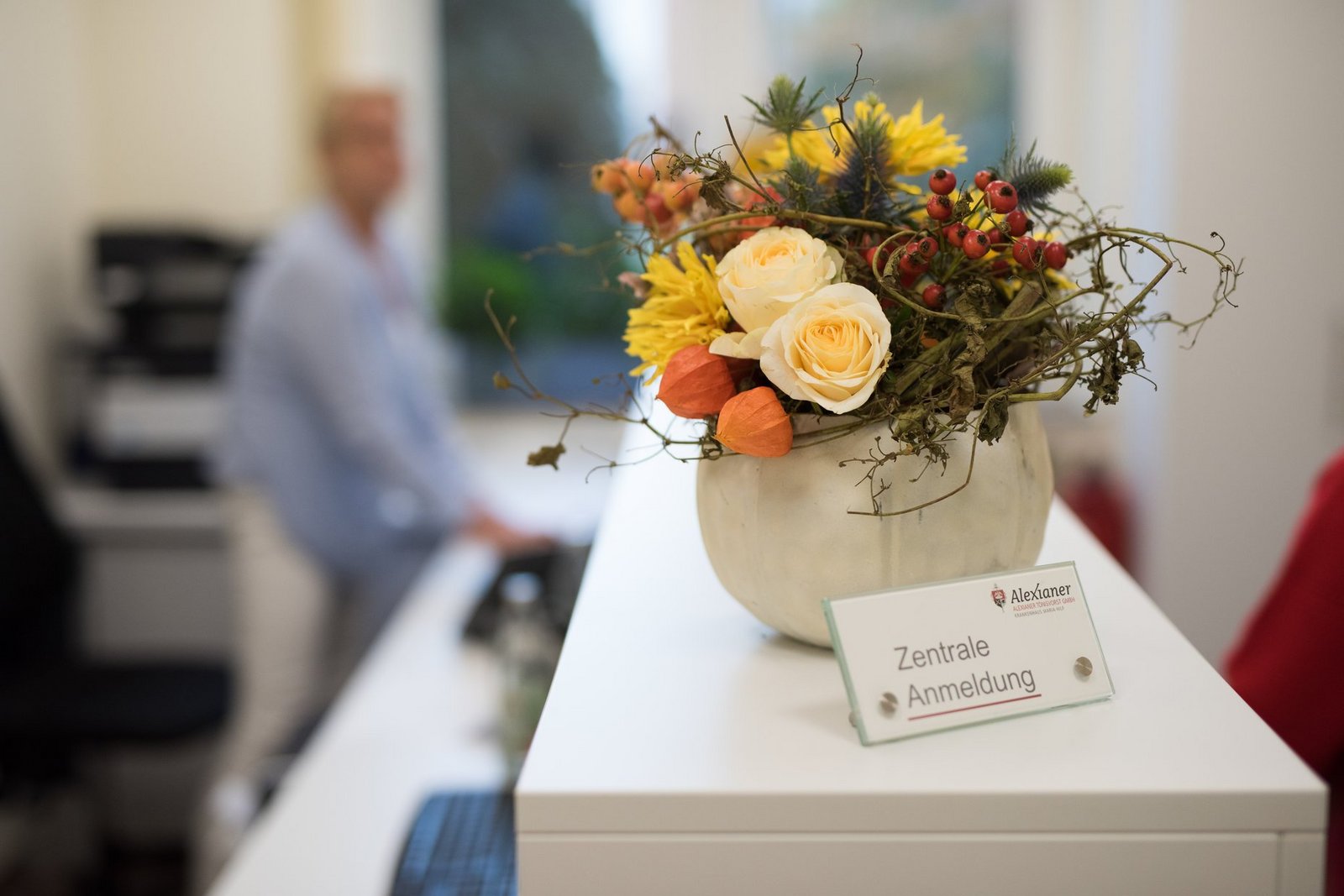 Gelb-oranger Blumenstrauß als Willkommensgruß an der Anmeldung