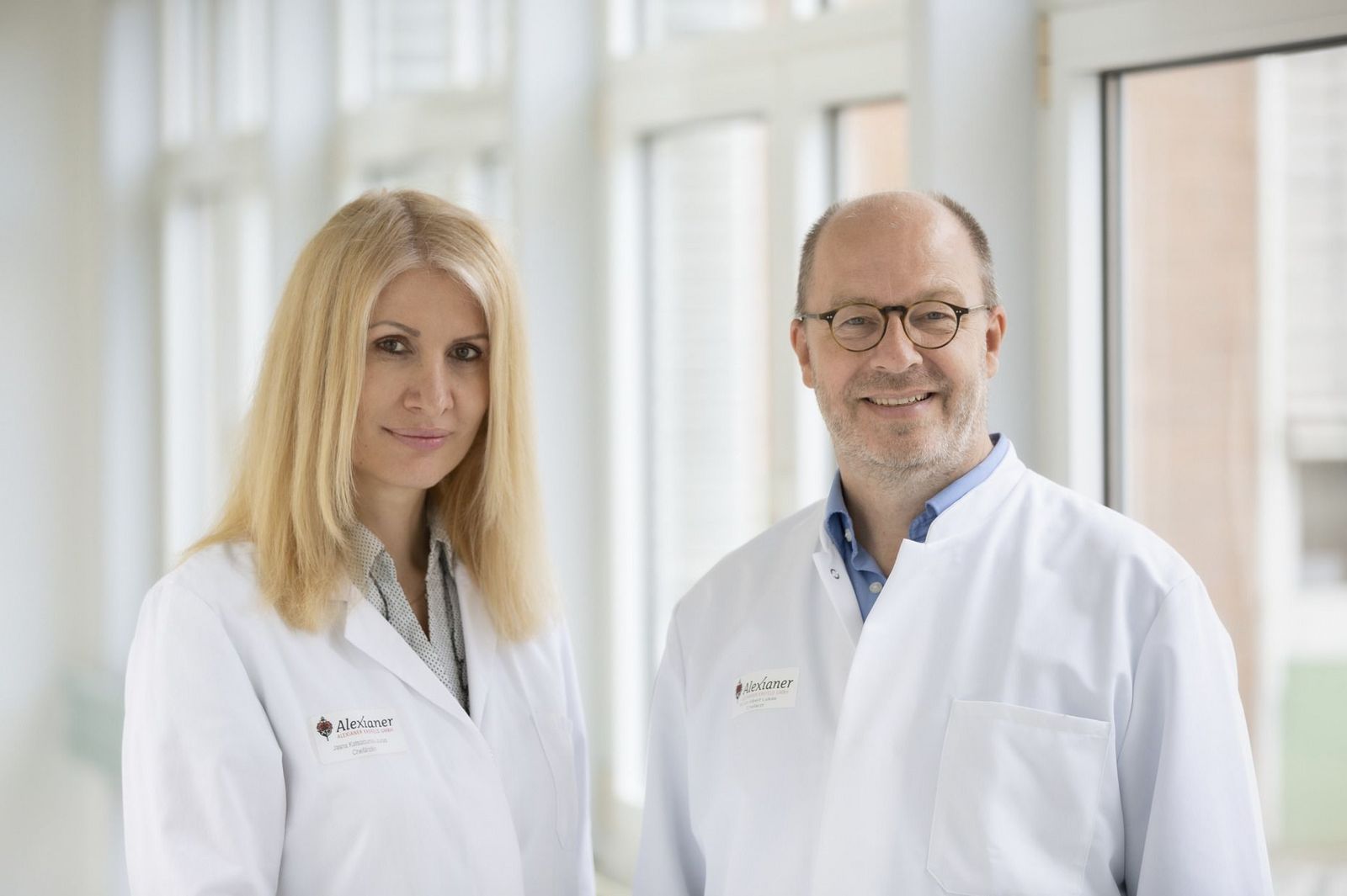 Abgebildet sind die Chefärzte der Klinik für Geriatrie. Von links nach rechts: Jasna Katsaounis-​Juras und PD Dr. med. Albert Lukas