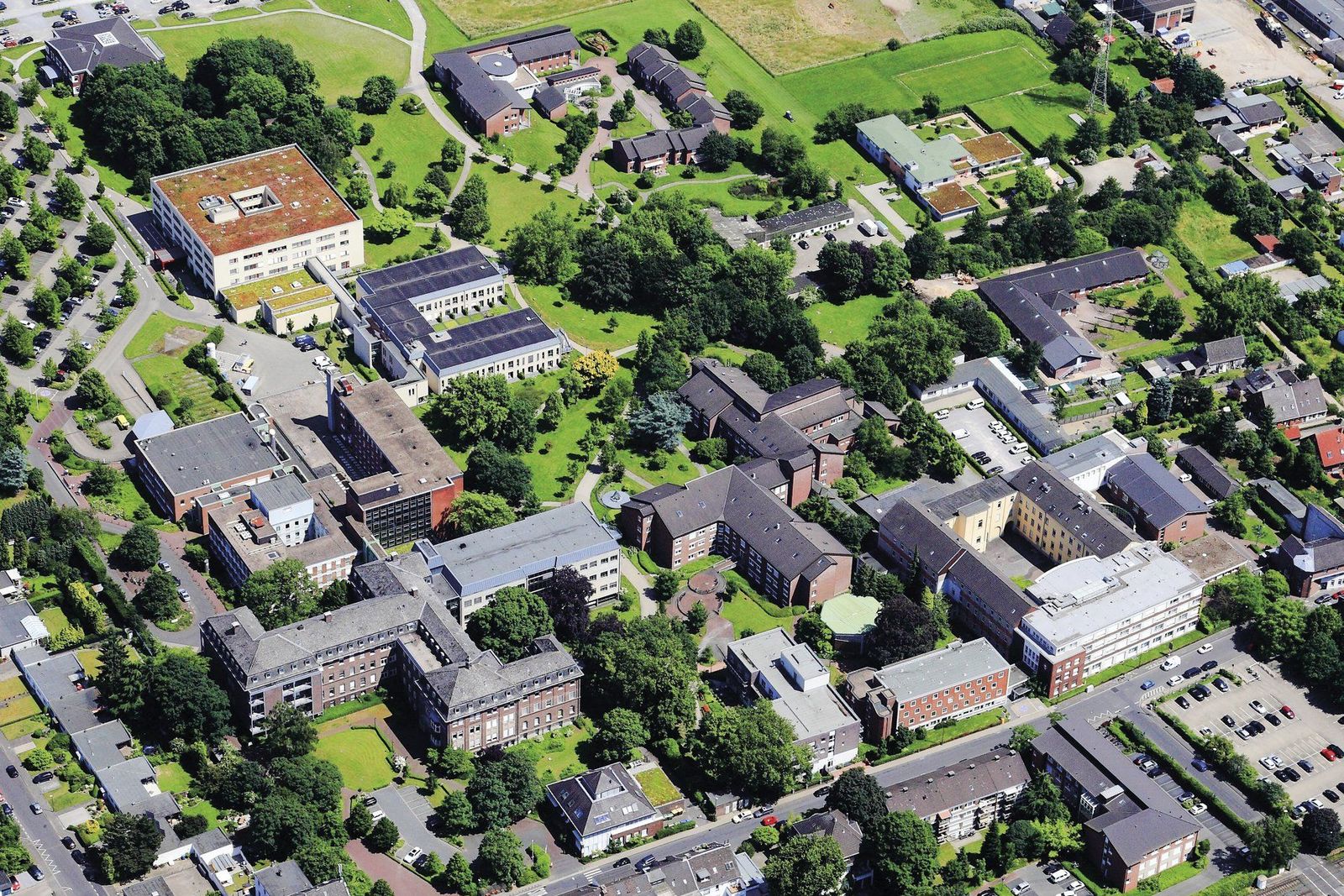 Die Alexianer in Krefeld von oben: Ein Luftbild zeigt die Gebäude und den Alexianer-Park von oben