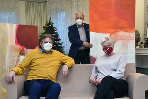 Der Verein zur Förderung der öffentlichen Gesundheits- und Altenpflege e.V. Tönisvorst stiftet ein Sofa für den Sinnesgarten und Original-Gemälde von Edi Wittkowski für das Seniorenhaus St. Tönis.