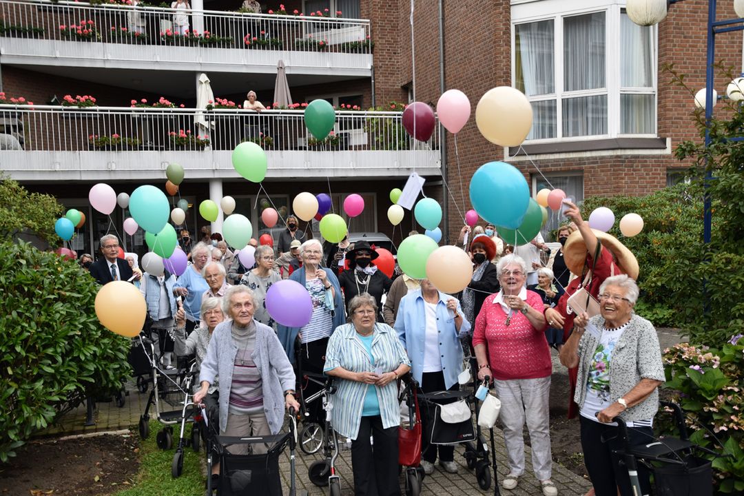 Luftballon-Aktion zum Abschluss des Bewohnerfestes im Seniorenhaus St. Tönis.