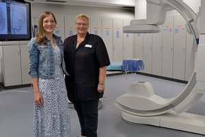Vivian Schäfer (links im Bild) und Daniel Litzenburger (nicht im Bild) leiten die  neue Schule für Medizinisch-technische Radiologieassistentinnen und -assistenten am  Bildungscampus des Klinikum Hochsauerland. Petra Niermoeller, Geschäftsführerin der  Bildungsakademie Hochsauerland (rechts im Bild) hat die Einrichtung des neuen  Ausbildungsangebotes maßgeblich begleitet.