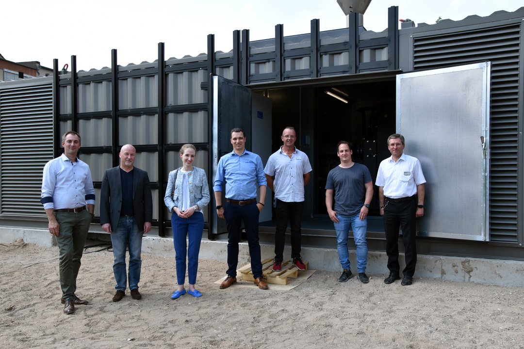 Die Verantwortlichen von Alexianer und henkelhausen vor der Netzersatzanlage