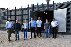 Die Verantwortlichen von Alexianer und henkelhausen vor der Netzersatzanlage