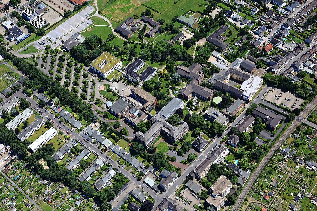 Luftaufnahme über das Krankenhausgelände der Alexianer