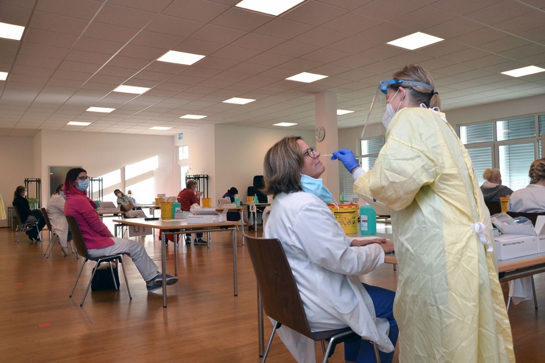 Im Testzentrum der Alexianer Krefeld GmbH werden alle Beschäftigten regelmäßig auf Covid-19 getestet