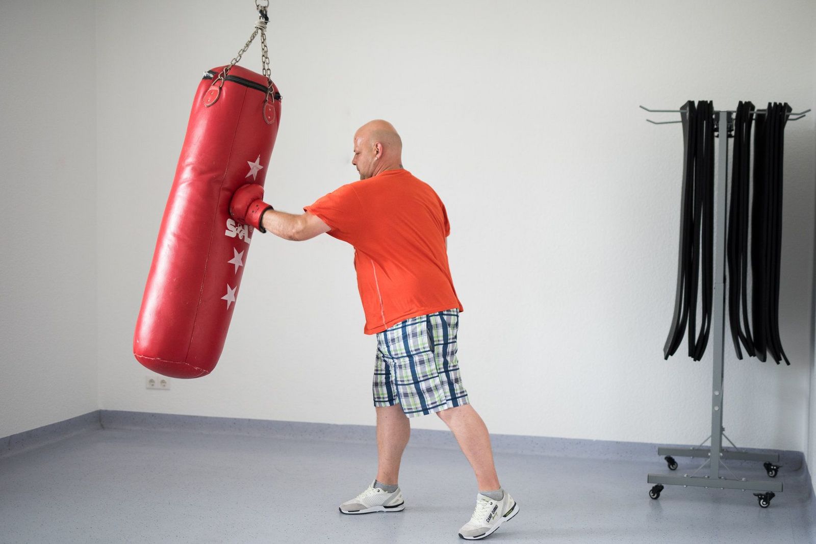 Patient beim Boxen während der Sporttherapie