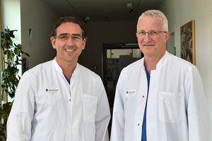 Visceralchirurg PD Dr. Elias Karakas (l.) und Onkologe Dr. Stefan Pluntke arbeiten visceral-onkologisch zusammen