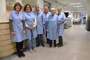 Blaue Damen am Krankenhaus Maria-Hilf Krefeld