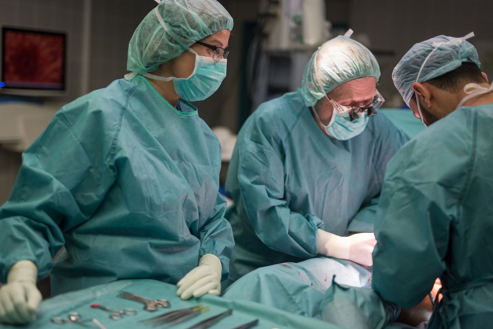 Drei Chirurgen bei einer Operation