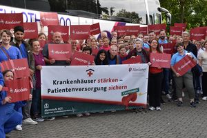 Beschäftigte der Alexianer Krefeld GmbH demonstrieren vor dem Landtag