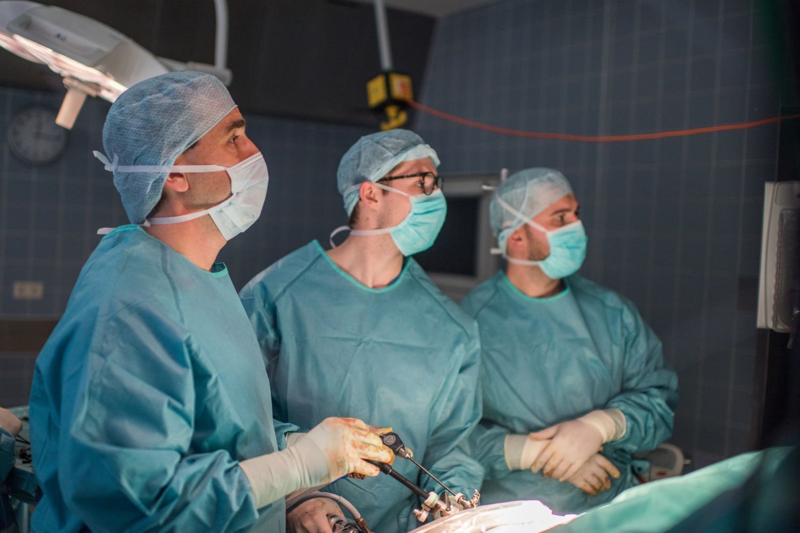 Drei Ärzte bei einer Hernien-Operation