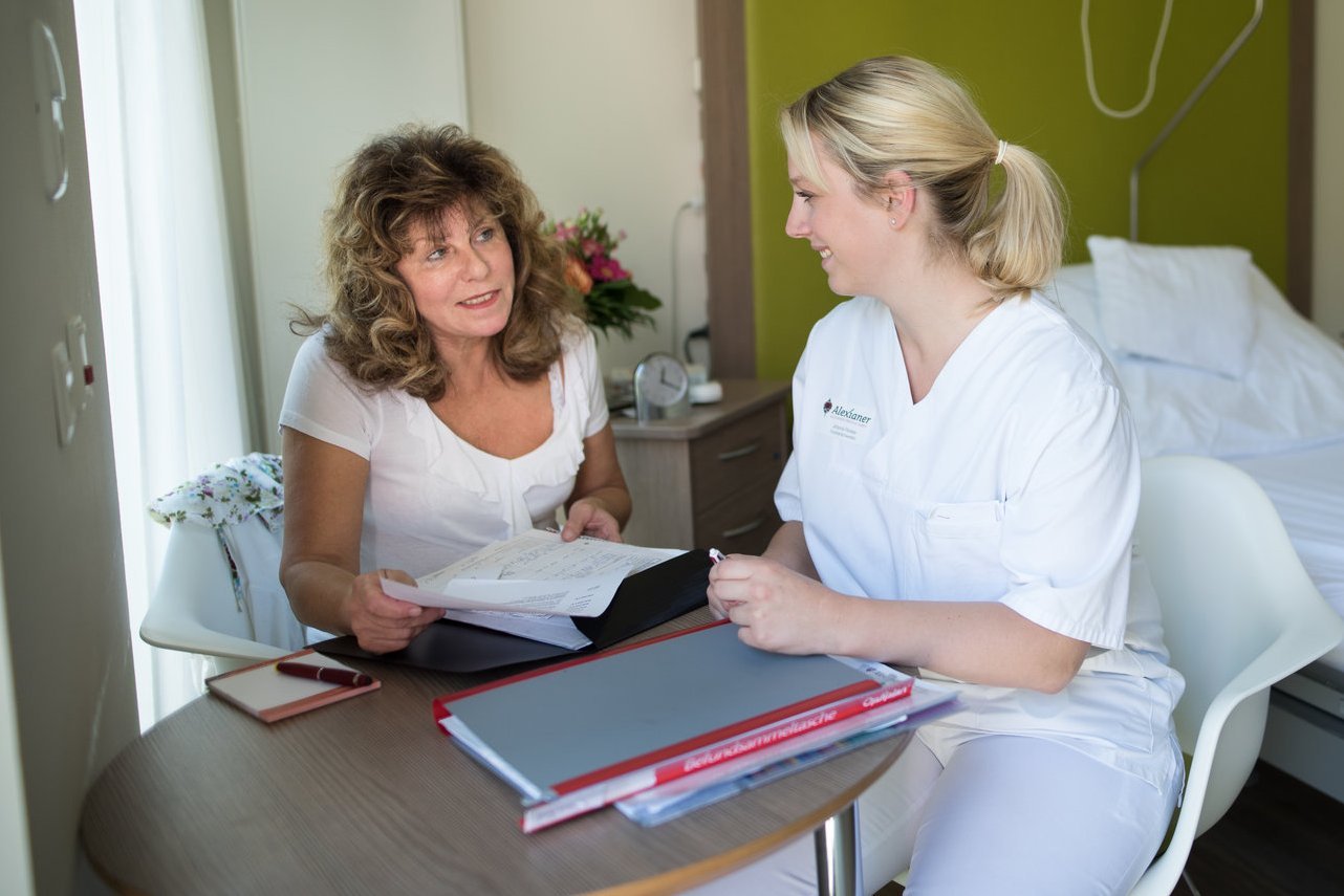 Krankenschwester im Beratungsgespräch mit einer Patientin