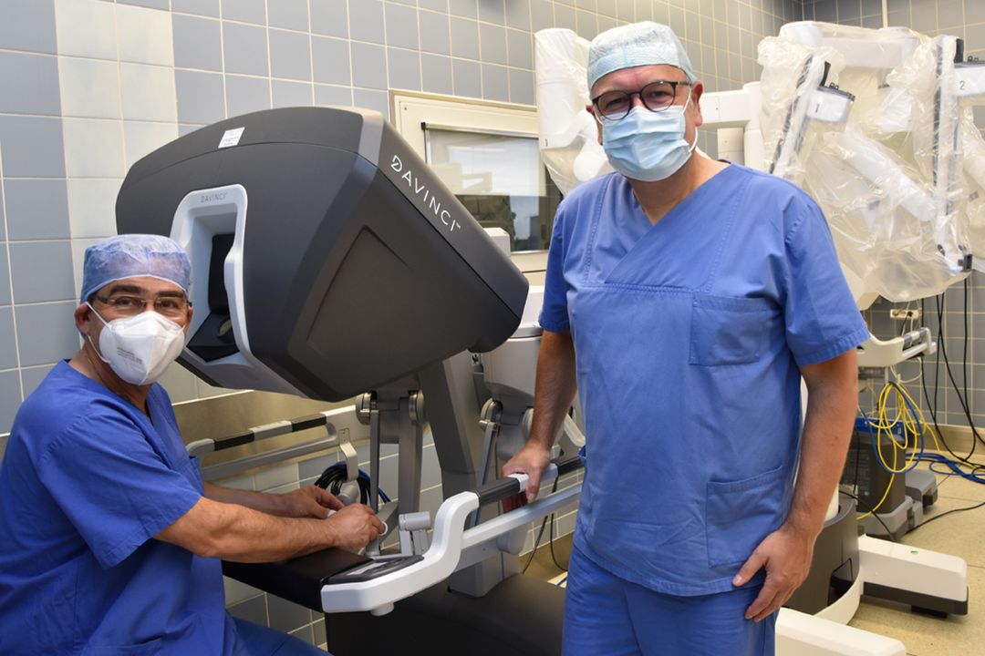 Visceralchirurg Privatdozent Dr. Elias Karakas (l.) und Urologe Dr. Jens Westphal (r.) präsentieren das roboter-assistierte Operationssystem "Da Vinci".