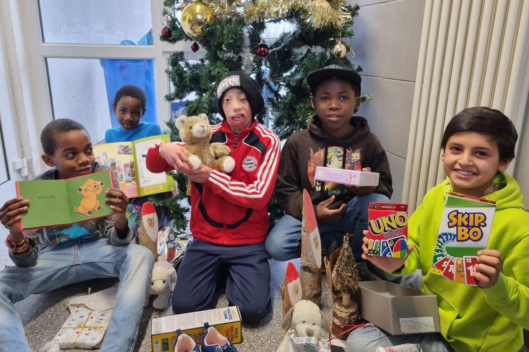 Friedensdorf-Kinder mit den Weihnachts-Geschenken der Alexianer Mitarbeiter*innen