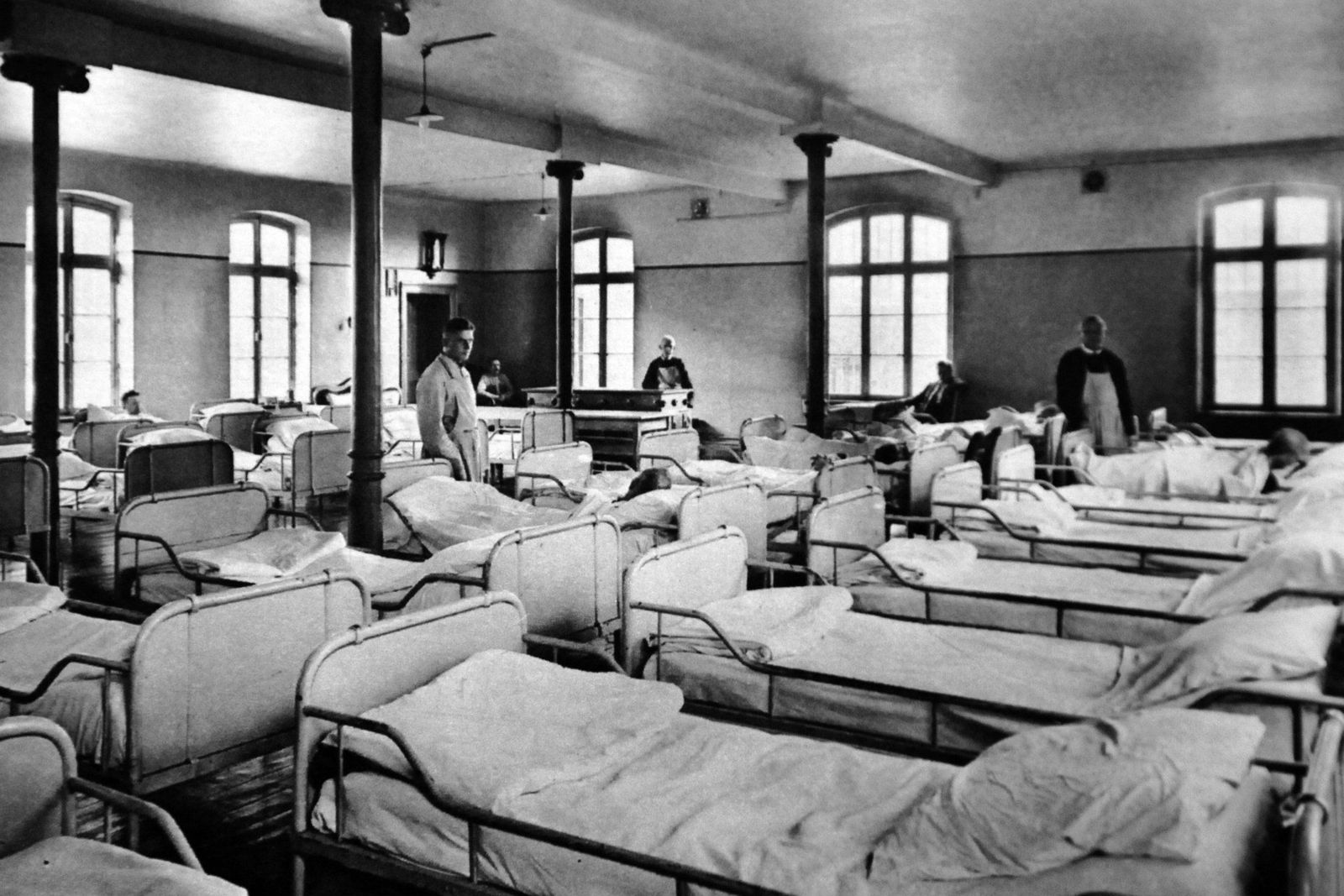 Wachsaal mit vielen Betten im Alexianer-Krankenhaus im Jahr 1932