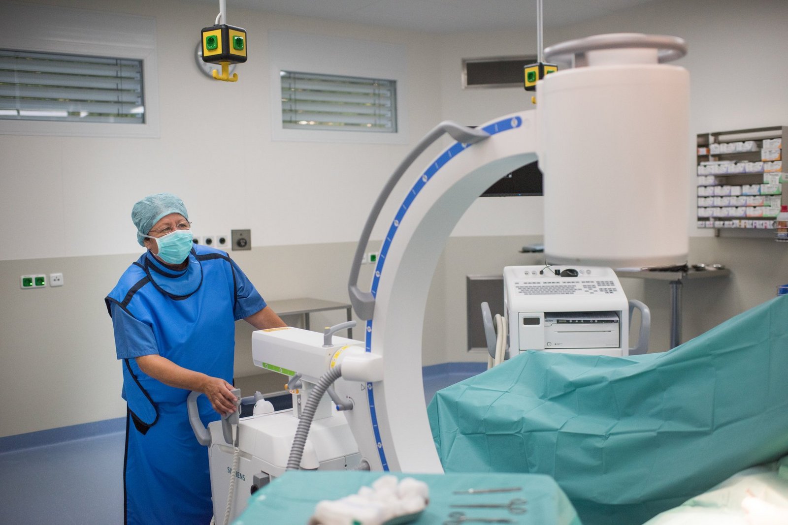 Vorbereitung einer Operation durch Operationstechnische Assistentin Vorbereitung einer Operation durch Operationstechnische Assistentin