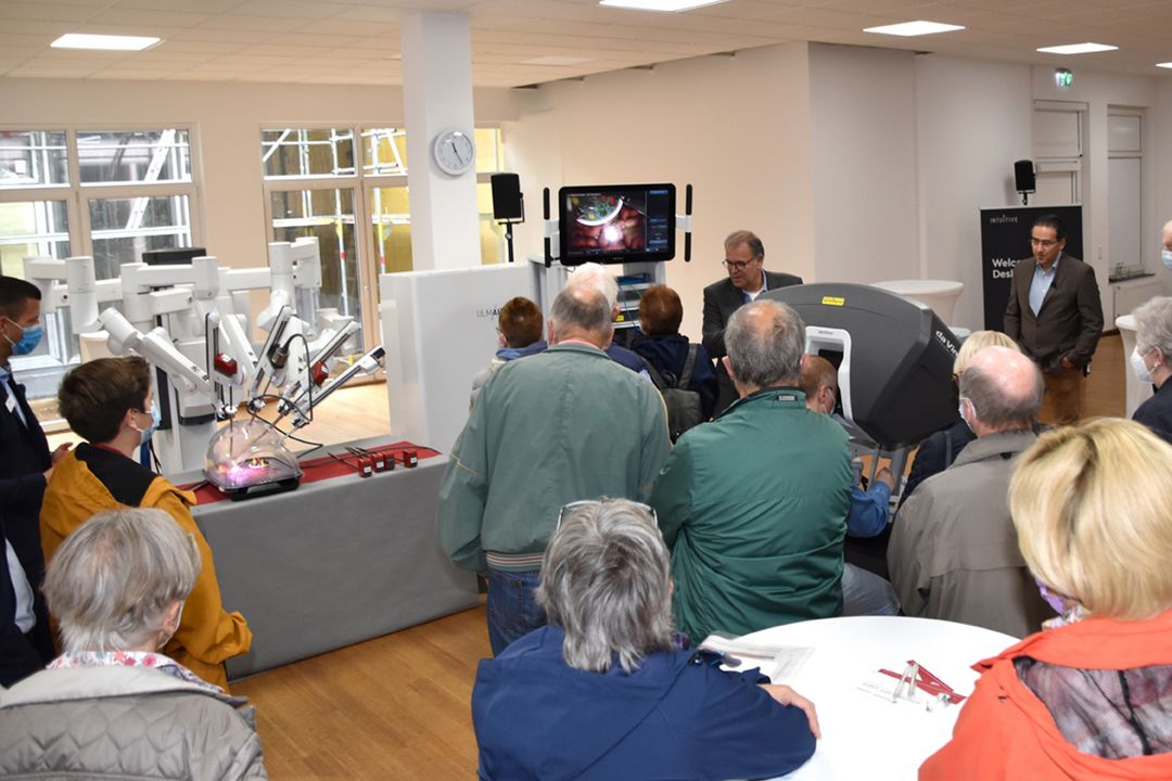 Die Experten des Krankenhauses Maria-Hilf zeigen die Funktionen des roboter-assistierten Operationssystems Da Vinci.