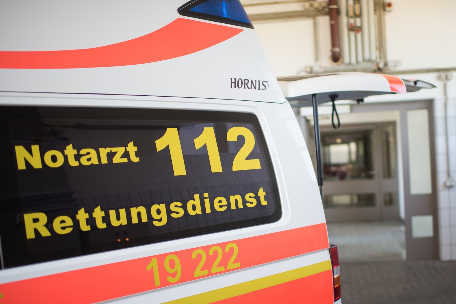 Rettungswagen mit Notrufnummer 112