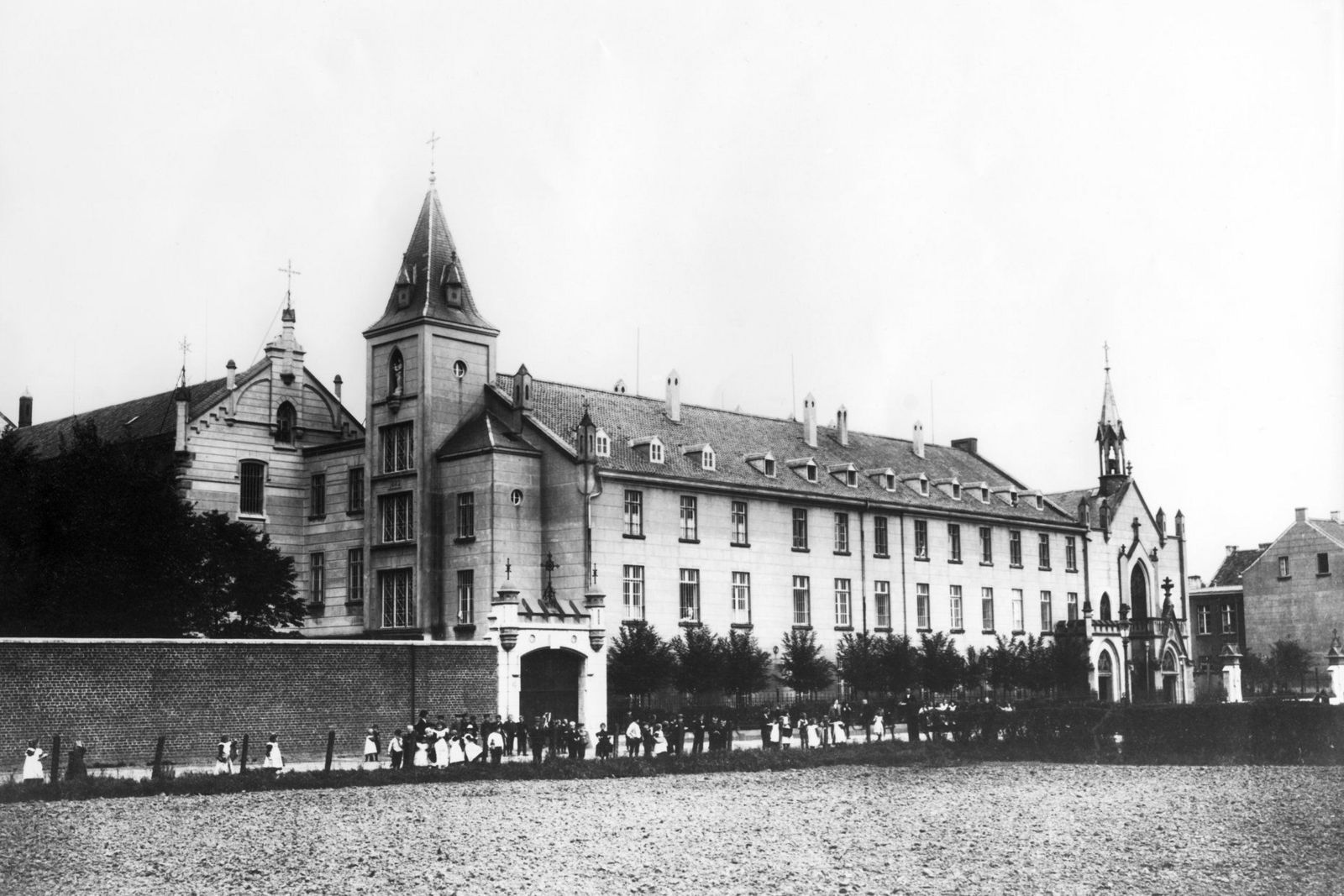 Alexianer-Krankenhaus, Ansicht von Nordwestern auf das Hauptgebäude, dahinter ist die Alexianer-Kapelle abgebildet, historisches Bild 1883