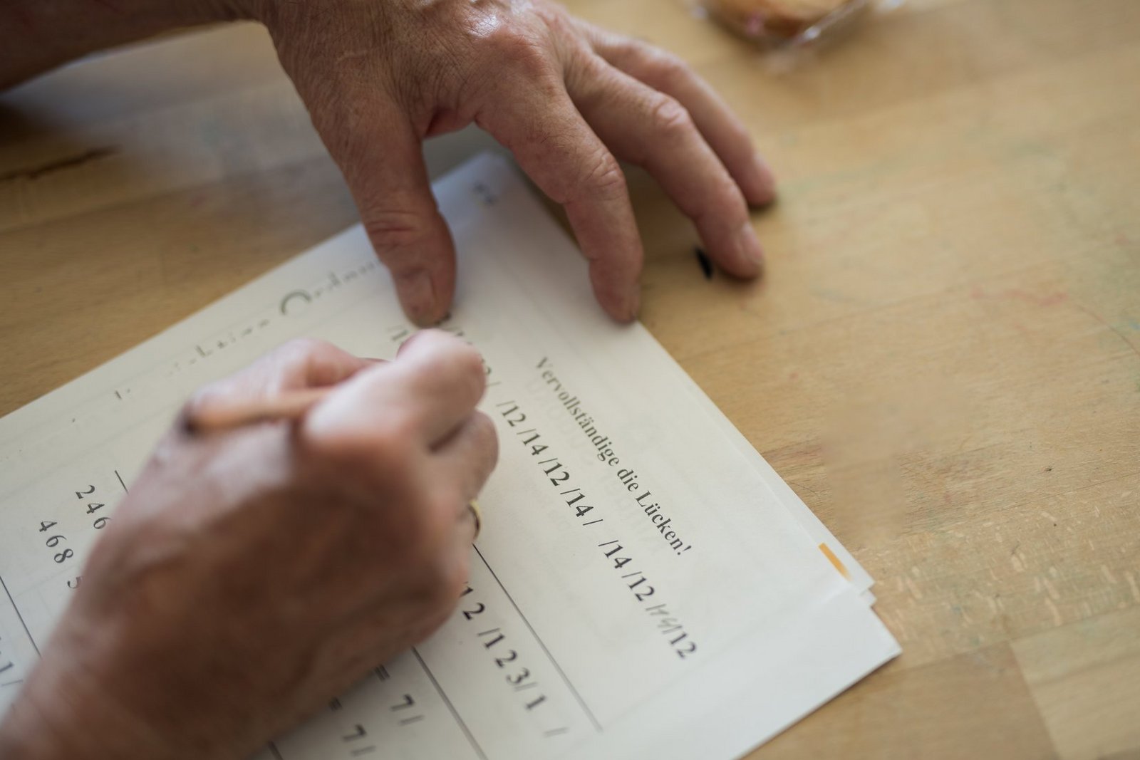 Älterer Herr beim Testen seiner Gedächtnisleistung