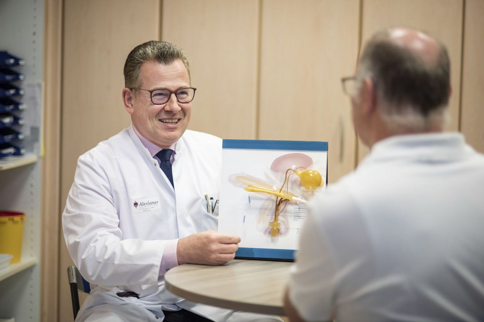 Der Androloge Dr. Christian Leiber im Gespräch mit einem Patienten