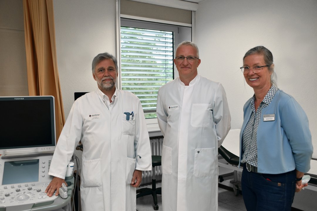 Der Chefarzt der neuen Klinik für Onkologie und Gastroenterologie Dr. Stefan Pluntke (Mitte), begrüßt vom leitenden Gastroenterologen Dr. Stefan tho Pesch und der Medizinischen Direktorin Annegret Douven.