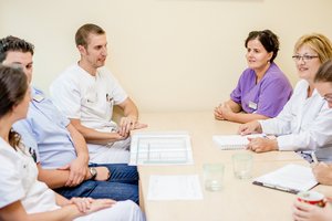 Auf Augenhöhe: Informationsgespräch zwischen Pflegefachpersonen und Leitung